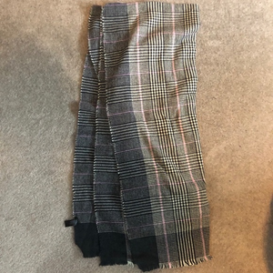 Primark Black, Gray,‎ and Pink Plaid Scarf NWT